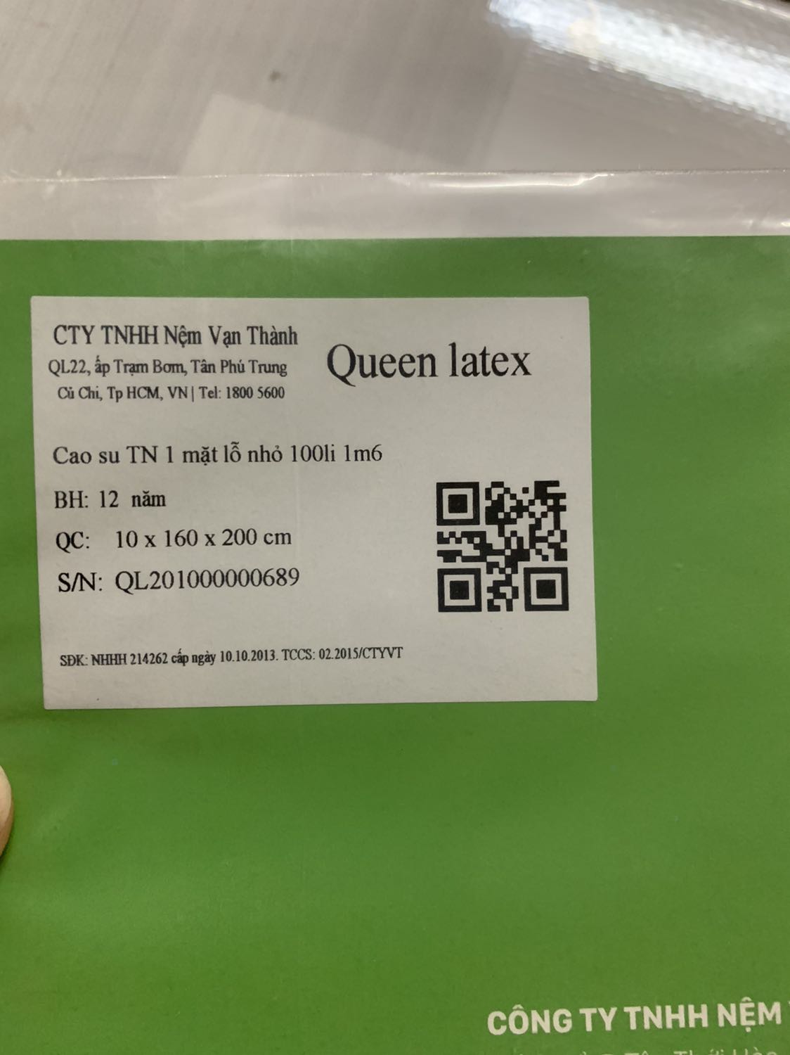 Nệm siêu to, siêu nặng luôn. Mùi thơm nhẹ như mùi bánh hơi xém. Nhà mình xài nệm Vạn Thành đã 6 năm rồi, mua thêm cái này giá sale chua toi 7 trieu, còn rẻ hơn cả cái đã mua cách đây 6 năm.  Shop giao hàng nhanh, thẻ bảo hành đầy đủ