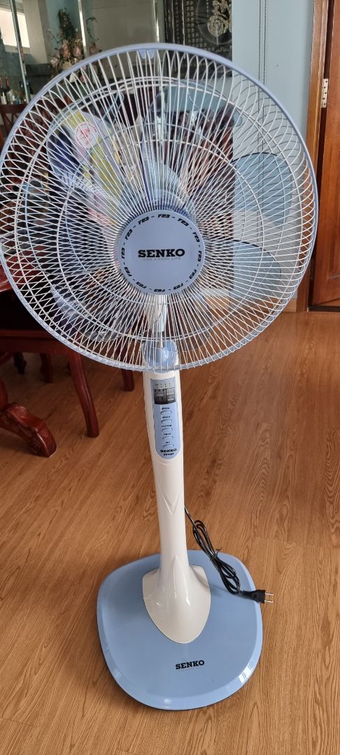 SP k quá xuất sắc, các mối ghép nhựa hở, k mượt. Có đk từ xa, 3 chế độ gió chạy khá êm. Nhìn chung ổn trong tầm giá nhg hình thức chỉ ở mức trung bình. Giao màu ngẫu nhiên k đc chọn màu nha mn. Ai muốn sp cao cấp hơn và chọn màu theo sở thích thì nên cân nhắc.