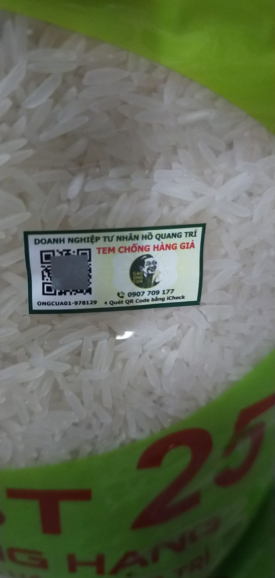 Gạo đúng thương hiệu có tem chống hàng giả, mới sản xuất 5/8. Hạt gạo trắng dài đều, cơm trắng dẻo, ngọt, lúc nấu có mùi thơm. Điểm ko thích trừ 1 sao là shop đóng gói bằng túi nilon, với giao hàng hơi lâu đợi mòn mỏi, chắc do covid nên chậm. Vẫn ủng hộ chờ hàng về mua thế túi nữa.