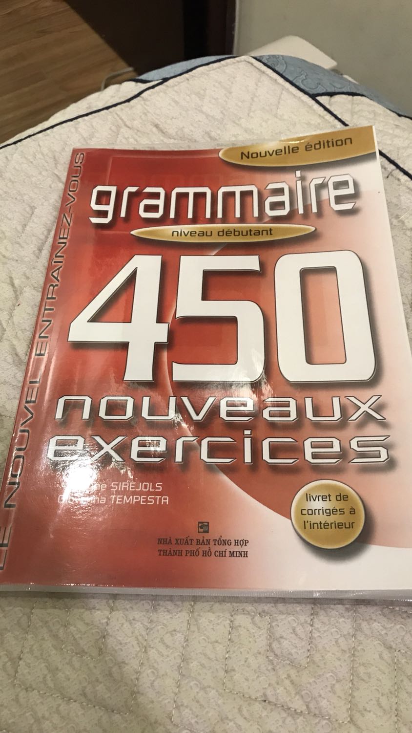 Sách cỡ A4, có áp dụng book care. Vì sách mua bản quyền nên chất lượng in ấn và giấy rất tốt. Cảm giác như mua sách nguyên gốc nước ngoài :), mỗi tội không có màu. 
À, quan trọng nhất là có kèm corrigés. Sách tiếng Pháp hầu như toàn tách đề và đáp án làm hai cuốn khác nhau, tốn kém vô kể.
Nói chung mình rất ưng :)