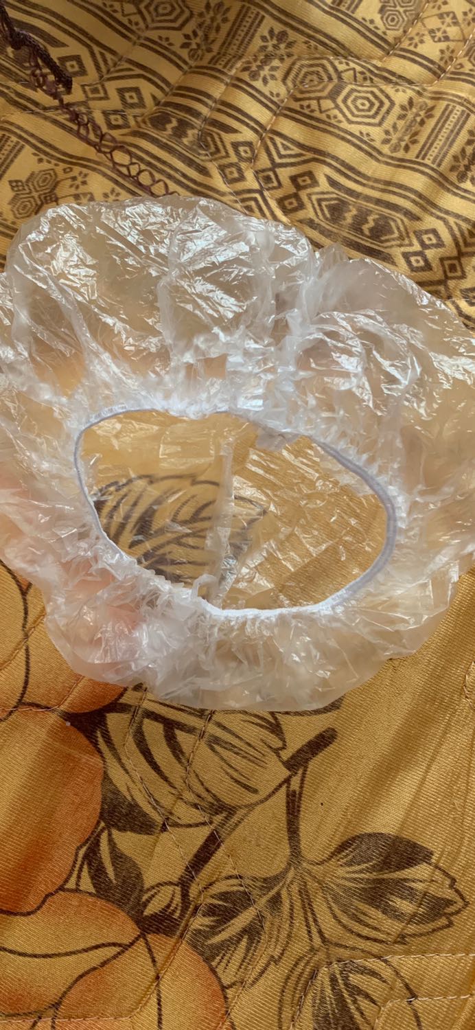 Sản phẩm được để trong 1 túi day rút tiện lợi. Dùng để bọc thực phẩm hoặc có thể dùng như nón trùm đầu khi tắm