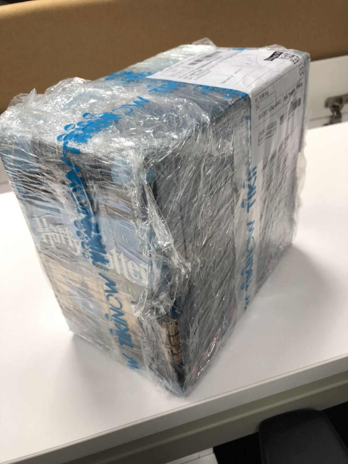 Mình trừ điểm vì Tiki giao hàng cẩu thả quá, mình mua hàng Tiki từ ngày đầu chưa bao giờ thấy Tiki giao hàng thế này, không hề có thùng giấy chứ đừng nói đến thiếu mút xốp lót gì đó như các bạn khác nhận xét, mặc dù sách đã có hộp đựng, nhưng Tiki chỉ quấn 1 lớp nilong bên ngoài rồi thôi, cũng ko phải là bubble wrap để bảo vệ nữa, dù muốn tiết kiệm hộp để bảo vệ môi trường, nhưng hình như ko đúng lúc. Vì các góc hộp móp méo hết cả. Mình mua để sưu tầm(nội dung thì khỏi bàn, mình đọc HP từ cấp 2), nên thấy xót quá chừng luôn =.= Điểm trừ thứ hai là bìa sách bị cắt như bị lỗi, góc trên bên phải bị hụt ngắn hơn ruột bên trong (hình chụp hơi khó thấy). Điểm trừ thứ ba là sách đóng bị gãy lượn sóng, nhìn từ bìa đã thấy lượn, bên trong gáy sách cũng lượn luôn.