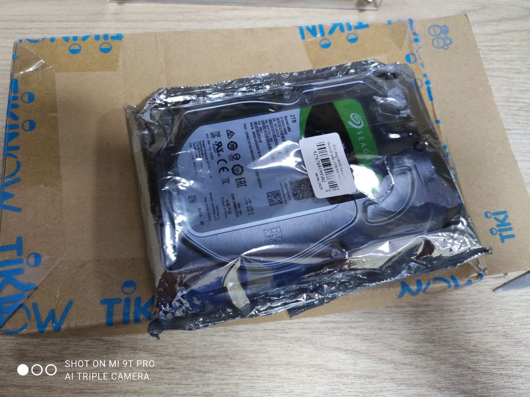 hàng là ổ cứng hdd, mà không lót bất cứ 1 cái lớp chống shock nào? hộp khi nhận rách cả ra. Lần 1 nhận hàng cũng tương tự, hộp rách, hdd kiểu lưu kho lâu ngày cáu bẩn. đã liên hệ support yêu cầu để đổi trả và bọc hàng cẩn thận cho lần sau rồi. 
Lần 2 nhận hàng vẫn như vậy!?!?
Tiki không biết lắng nghe góp ý của khách hàng thì phải?!?! hàng là ổ cứng hdd, mà không lót bất cứ 1 cái lớp chống shock nào? hộp khi nhận rách cả ra. Lần 1 nhận hàng cũng tương tự, hộp rách, hdd kiểu lưu kho lâu ngày cáu bẩn. đã liên hệ support yêu cầu để đổi trả và bọc hàng cẩn thận cho lần sau rồi. 
Lần 2 nhận hàng vẫn như vậy!?!?
Tiki không biết lắng nghe góp ý của khách hàng thì phải?!?!