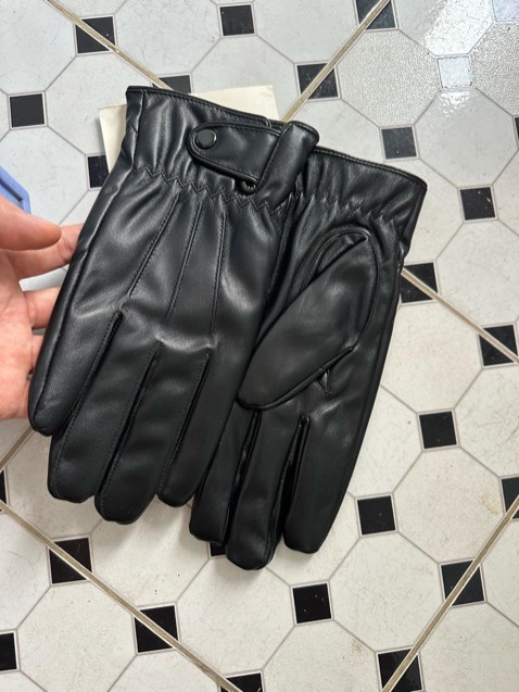 Sản phẩm đẹp như shop mô tả, đeo cấm cảm ứng diện thoại tốt, rất ưng sản phẩm, chống nc tốt, đi mùa đông sản phẩm rất hợp, rất hài lòng về sản phẩm của shop, nam sao nhea shop