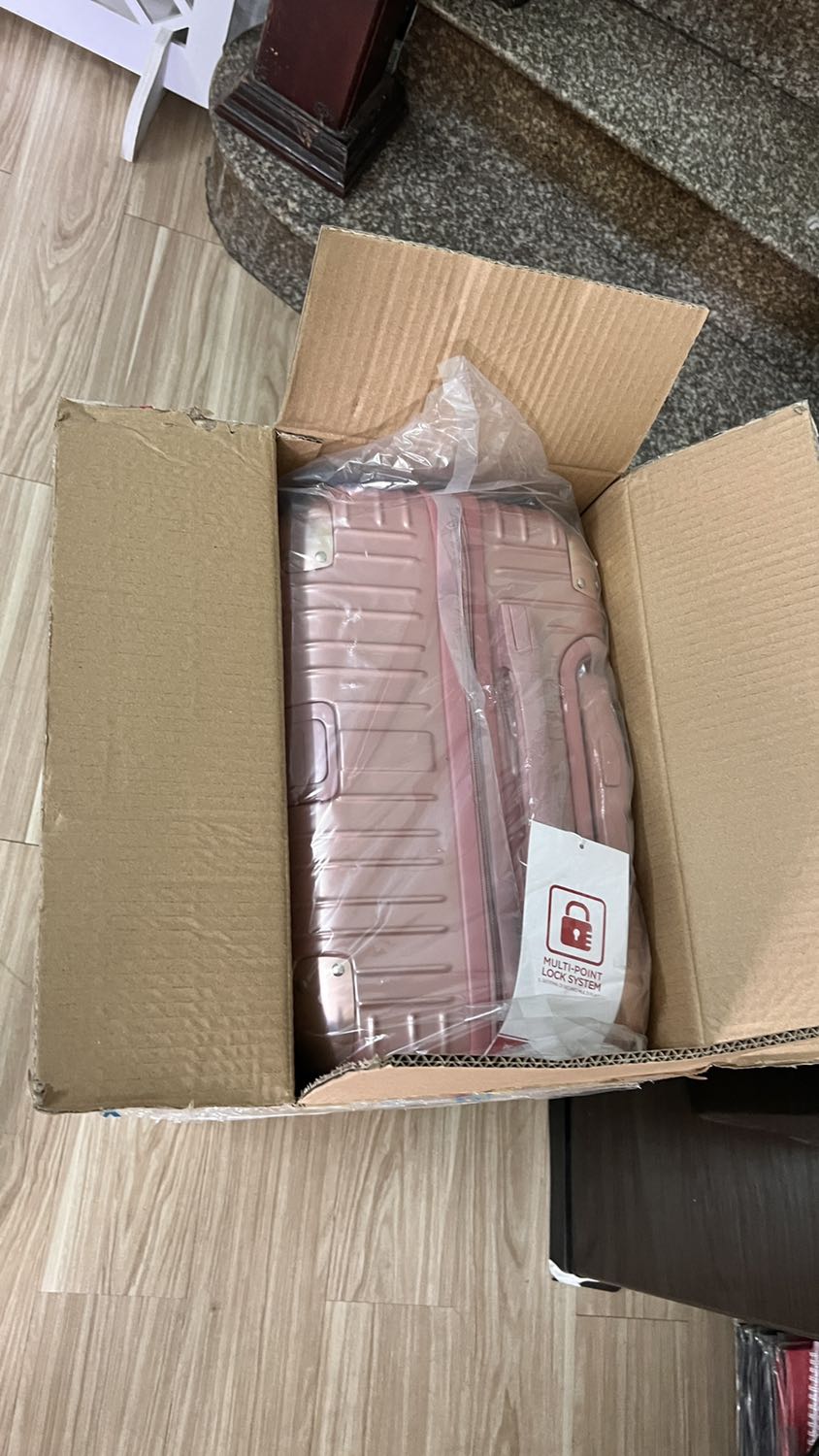 Vali đẹp cứng cáp. Đựng được nhiều đồ. Giao hàng nhanh chóng
