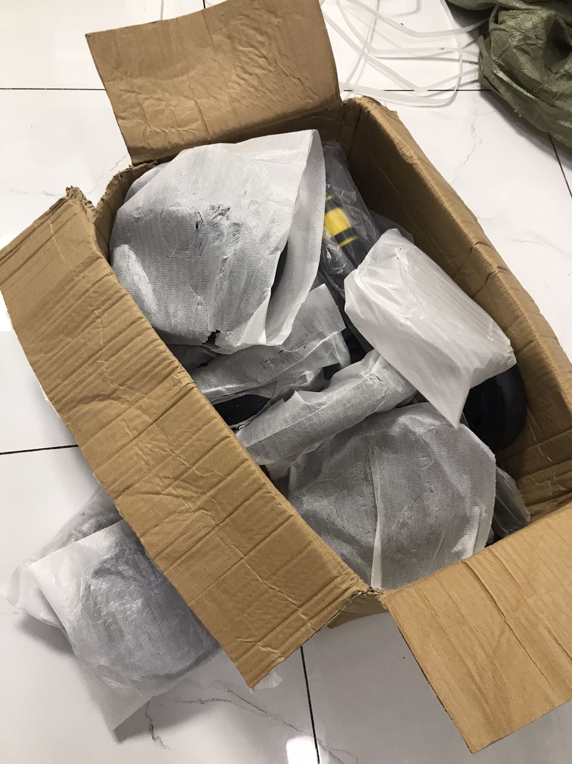 Tiki giao trễ, nhưng có gửi *** thông báo.
Hàng đóng gói 2 lớp cẩn thận, bánh tạ bọc từng cái luôn, rất ok. Tạ và đòn bọc rất êm, cầm thích tay.
Trong thùng có tặng kèm 1 bộ bao tay.
Mình mua ghế tập đa năng trên tiki luôn, vậy là đủ bộ luyện tập tại nhà mùa dịch.