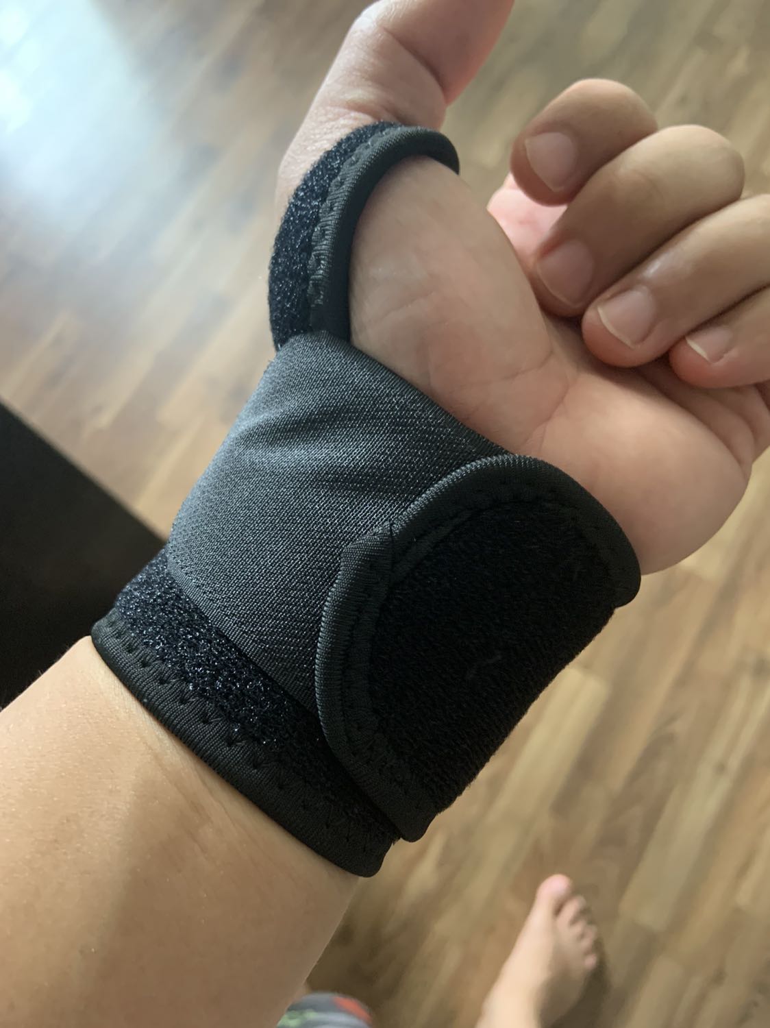 Chất liệu tốt. Dễ dùng và thoải mái. Loại này chỉ dùng bảo vệ cổ tay, không phải loại có thể dùng để bao bàn tay khi tập nhé.