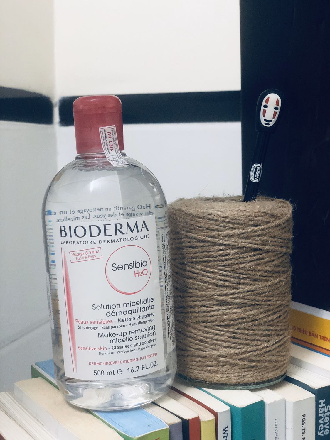Bình thường mình toàn nhờ chị đồng nghiệp nhận hàng giúp, nhưng lần này vì mua nước tẩy trang nên mình phải tận tay kiểm tra xem có đổ vỡ gì không thì... TRỜI ƠIIIIII luôn á, Tiki quấn chai Bioderma của mình bằng một lớp bọc bong bóng dày cộm, mình thấy mà hết hồn ?
Tất nhiên ẻm vẫn còn nguyên vẹn như hình đây, còn có tem thông tin của nhà nhập khẩu và phân phối nữa. Không có gì phàn nàn hết, kể cả sản phẩm lẫn dịch vụ giao hàng nhanh của Tiki ^^