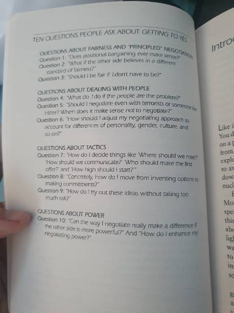 Đọc thử mục lục ngoài Fahasa rồi 2 tháng sau mới về đặt online.
Mình thấy mục lục phân bổ khá dễ hiểu nhưng cũng chưa đọc xem nội dung ra sao