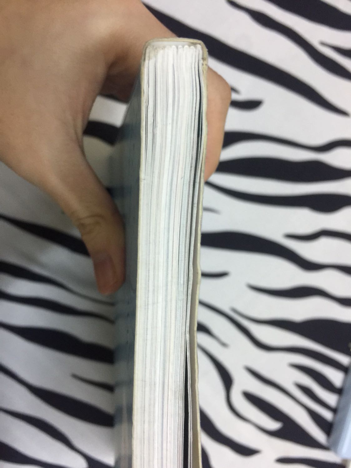 Thật ra mua online nên mình k dám hy vọng nh, nên nhận đc cx k thất vọng quá :))
Lúc nhận đc sách cảm nhận đầu tiên là nó bụi dã man @@ mình lấy cái khăn giấy lau mà đen sì luôn ấy
Sách cx hơi ngả màu 1 chút chứ k lên màu đẹp như ảnh ?
Gáy sách cx ho