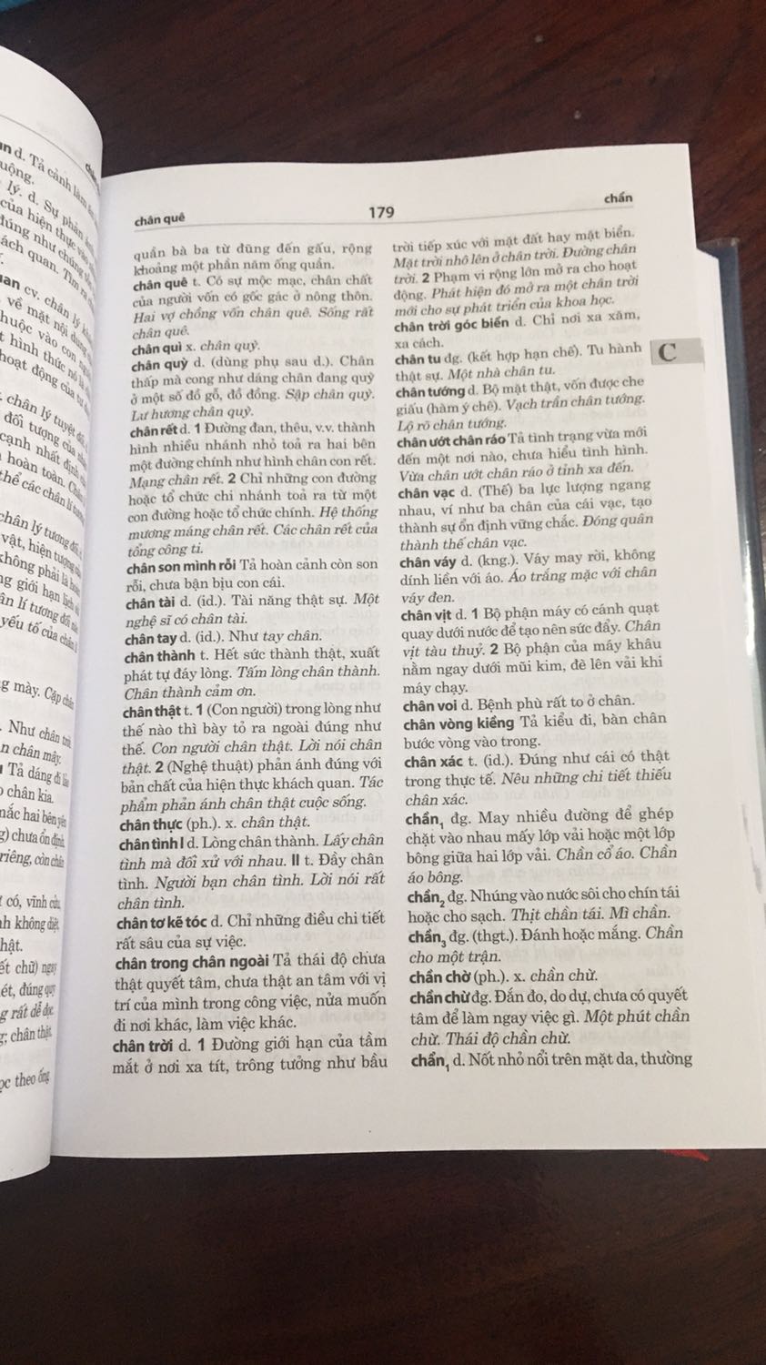 Từ điển đầy đủ từ, có giải nghĩa dễ hiểu.Mỗi học sinh cần có 1 quyển để tự tra cứu và hiểu thêm sự phong phú trong ngôn từ người Việt. Và đặc biệt giúp học sinh học tốt môn ngữ văn ở trường. Rất nên mua.