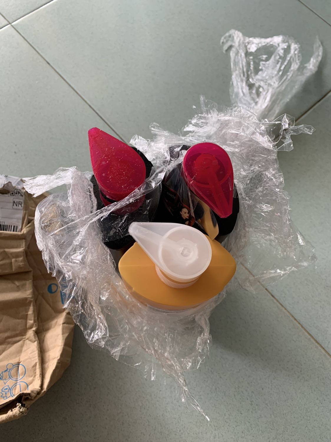 - Mua 03 chai, 01 chai có dán ở miệng, 02 chai không dán, 1 chai bị chảy ra tùm lum, shop thu hồi hàng giùm mình nha.
Rất tin tưởng mà mở hàng ra chán quá
- Thùng hàng từ Tiki thì nát như hình, lúc đầu nhìn ko dám nhận hàng luôn.