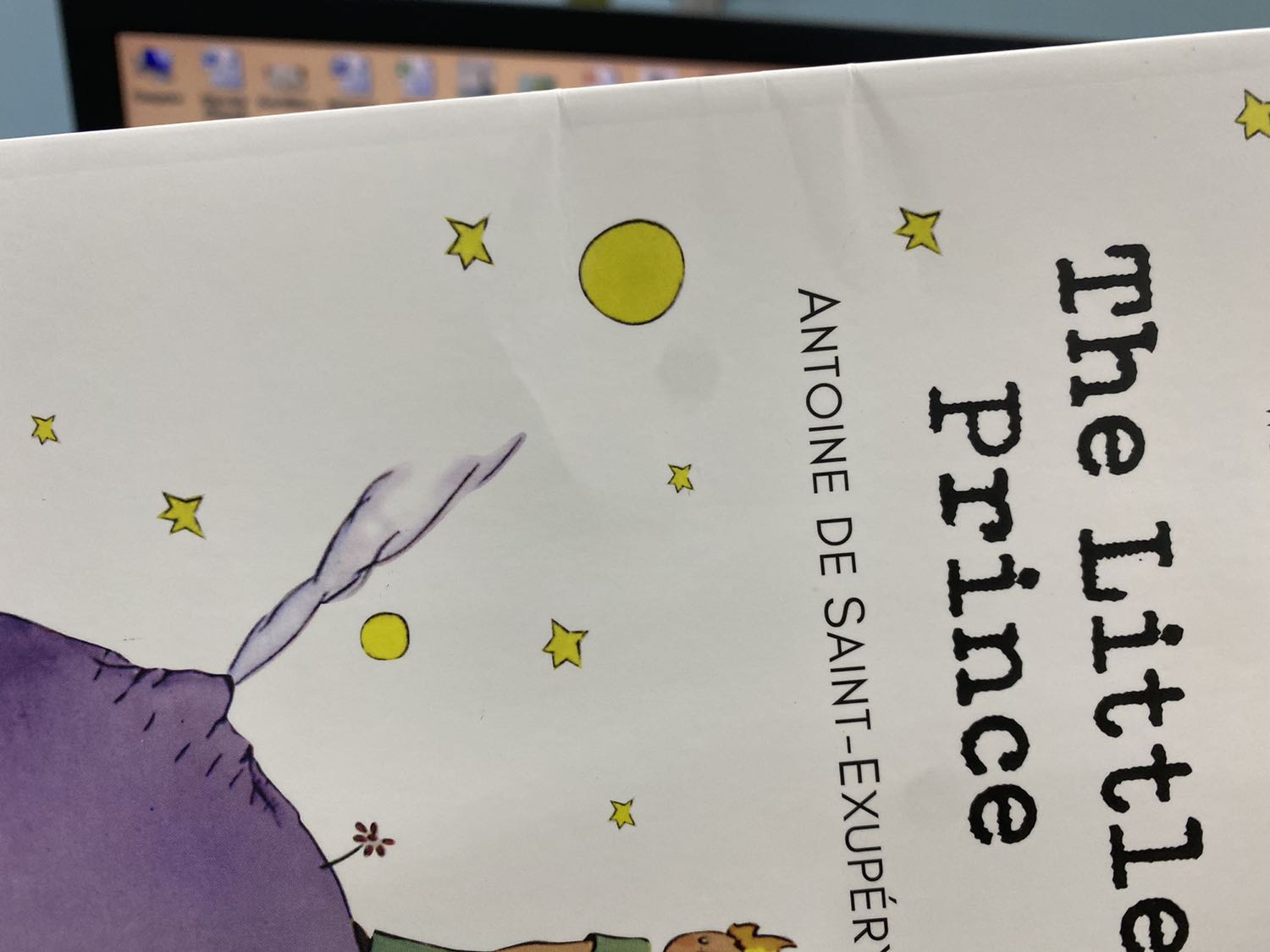 Sách được gửi kèm một cuốn sổ tay và một voucher tại tiệm bánh Kat's bakery. Tuy nhiên lần này mình cực kì không hài lòng với dịch vụ của Tiki.
Thứ nhất, mình mua hai cuốn sách, cả hai cuốn đều chọn bookcare và số lượng bookcare trong gói mình còn rất nhiều, tuy nhiên đến khi nhận được là hai cuốn sách được quấn bằng màng co xung quanh? Tiki chuyển hết bọc sách sang quấn màng co như vậy từ bao giờ thế ạ?
Thứ hai, bóc màng co ra thì sách bị cong gáy, nhìn rất khó chịu. Mình mua sách mới chứ có mua lại sách cũ đâu?
Về nội dung sách thì mình khá thích quyển tiếng việt nên mua thử bản tiếng anh về đọc thử, 3 sao là cho nội dung sách chứ ko phải cho dịch vụ của Tiki. Khi nào mình đọc xong sẽ review lại về nội dung.