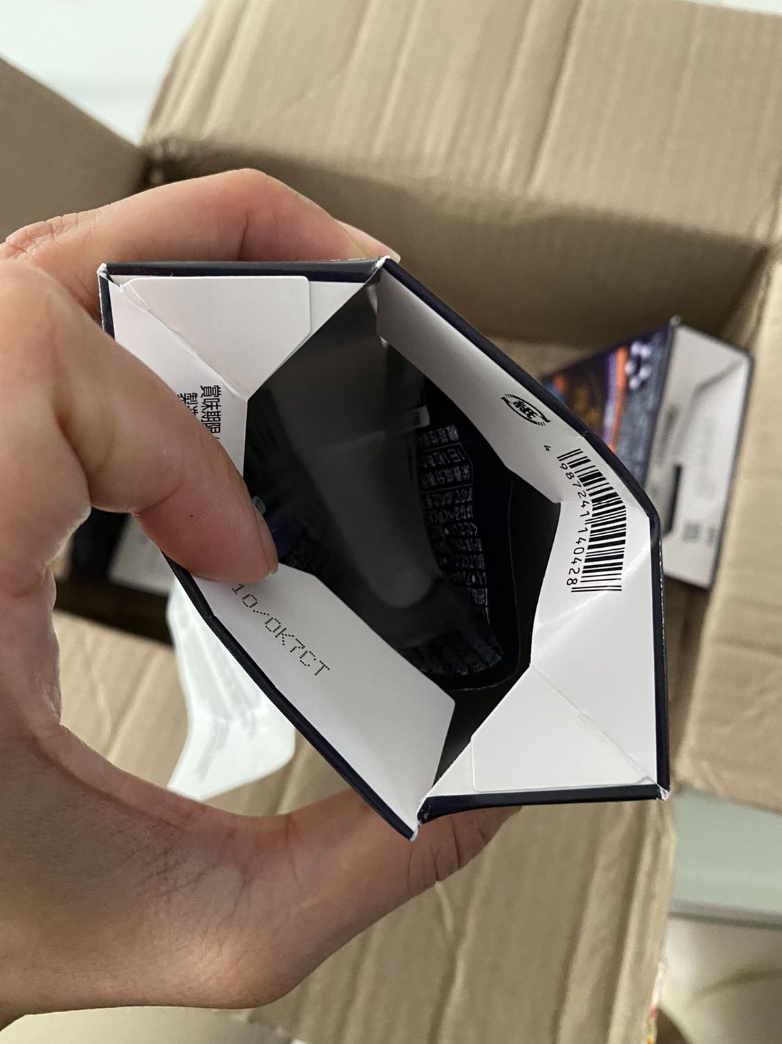 Mình đặt 3 hộp cho gia đình dùng, lúc mình mở hộp ra lấy từng sản phẩm đặt thì thấy một hộp quá nhẹ như trống không, và sự thật là vậy! Mua 3 hộp, giao đúng 3, nhưng chỉ có 2 hộp có ruột, và một hộp sản phẩm vô hình!! Gọi tiki thì bên bộ phận khách hàng gọi và giải quyết thì họ hỏi mình tìm lại video ghi hình họ mới giải thích được ?! 
Từng là khách hàng mua hơn mấy trăm triệu đồng từ tủ lạnh, máy giặt,… mình thật sự quá thất vọng về cách giải quyết vấn đề của tiki với kho hàng xuất hàng, làm khách phải chịu thiệt thòi cho một hành vi *** đảo từ bên nội bộ của tiki.