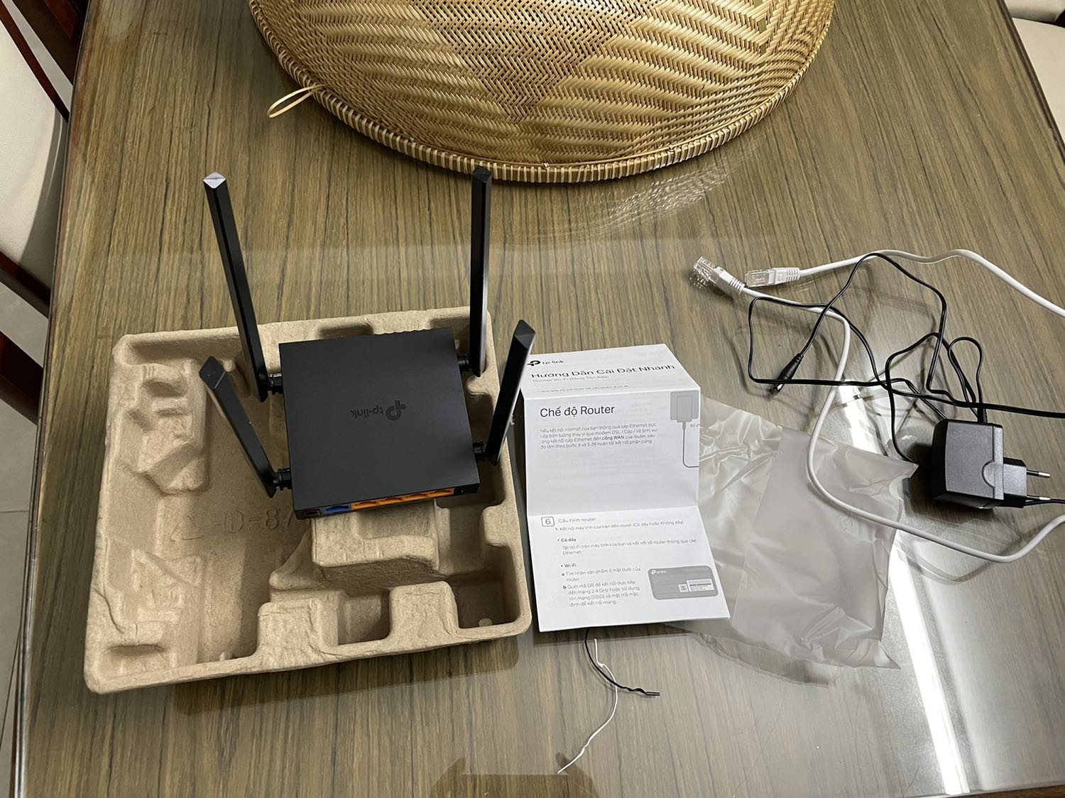 Sản phẩm chính hãng nguyên seal, router rất nhỏ gọn, lắp đặt cà kết nối cực kì đơn giản, đã *** thử 2 băng tầng thì cho kết quả rất chênh lệch, kết nối 2.4G đạt khoảng 10Mbps còn kết nối 5G đạt max băng thông khoảng 90Mbps. Kết nối có vẻ ổn định hơn router của nhà mạng.
Nhìn chung là hài lòng với sản phẩm, Tiki giao đúng hẹn, đóng gói cẩn thận. Sản phẩm chính hãng nguyên seal, router rất nhỏ gọn, lắp đặt cà kết nối cực kì đơn giản, đã *** thử 2 băng tầng thì cho kết quả rất chênh lệch, kết nối 2.4G đạt khoảng 10Mbps còn kết nối 5G đạt max băng thông khoảng 90Mbps. Kết nối có vẻ ổn định hơn router của nhà mạng.
Nhìn chung là hài lòng với sản phẩm, Tiki giao đúng hẹn, đóng gói cẩn thận.