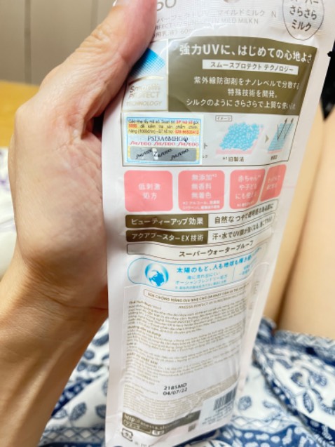 Nhận hàng nhanh, có quà là cốc thuỷ tinh (để dưới nhà nên ko chụp) đúng như gth lúc mua hàng. 
Bôi thử thì ok thấy vẫn giống sp mình hay mua ở Guardian (dùng nhiều nhưng toàn mua offline ở shop, lần đầu mua online)
Thấy bao bì có cả tem check hàng (mọi lần mua mình ko để ý or ko thấy thì phải), tò mò check thử thì thấy ko ra thông tin gì nên cho tạm 4 sao nhé. Để dùng ít ngày mà ok như mua ở shop offline thì lần sau sẽ mua online tiếp, nhưng vẫn ko hiểu vụ ko check ra mã SP