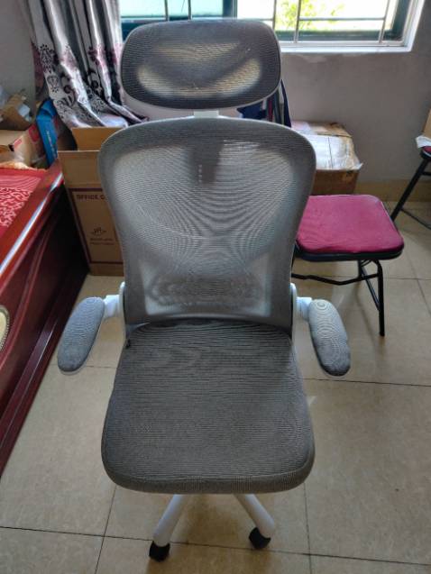 Đóng gói cẩn thận, thời gian giao hàng đúng lịch chỉ mất 2 ngày từ ngày đặt hàng. 
Ghế ngồi êm, chắc chắn, đệm yên ghế dày, bánh xe lăn trơn, mượt không phát ra tiếng
Lưng ghế là cố định, nhưng ghế có cơ chế ngả đàn hồi nên ngồi khá cảm giác khá thoải mái không bị cứng
Lưng ghế bằng lưới ngồi ôm sát người theo đúng sống lưng cảm giác rất thích, phần lưng dưới được đỡ, cảm thấy ngồi đỡ mỏi lưng hẳn 
Nhựa ABS của ghế nhìn chất lượng hoàn thiện là chưa cao, nhưng điều đó không phải giá trị cốt lõi của chiếc ghế và trong tầm giá này như vậy là chấp nhận được
Lắp đặt khá dễ dàng, bộ dụng cụ cực kì đầy đủ, không chỉ có vít còn kèm theo cả đồ để vặn vít, trong bộ mình còn bị thừa ốc vít, 10 đ
Nhìn chung mình rất hài lòng về chiếc ghế trong tầm giá này, đáng đồng tiền khuyên mua