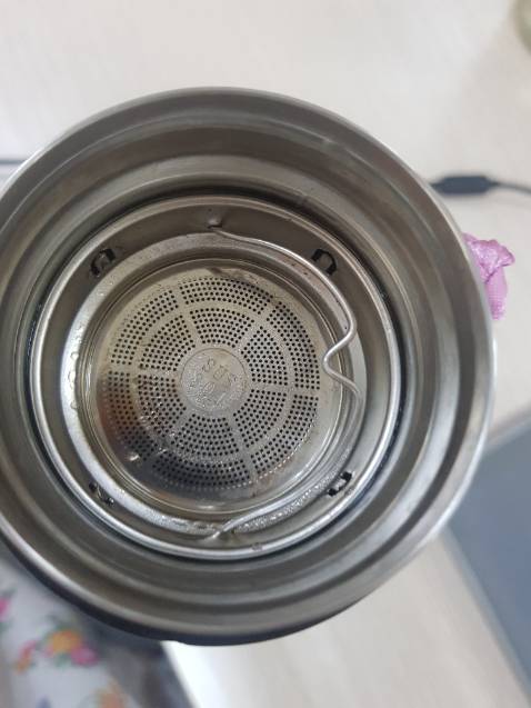 Cảm nhận sau 2 lần mua loại này, vì lần trước ưng (cũng sale năm ngoái) quá nên lần này cũng săn sale để mua. Cảm nhận hàng mới này không chắc tay như lần trước, cảm thấy vật liệu như mỏng hơn, bên trong bên ngoài lộ rõ gân rập không biết có bị ảnh hưởng đến chức năng giữ nhiệt hay bị ô xi hóa không. Giữ nhiệt thì chưa ***. Lần này được tặng thêm cọ rửa tạm thời vẫn để 4*. Dùng mấy tháng quay lại đánh giá thêm thấy chất lượng giữ nhiệt nóng lạnh vẫn tốt nha mn. Nên mua ạ!