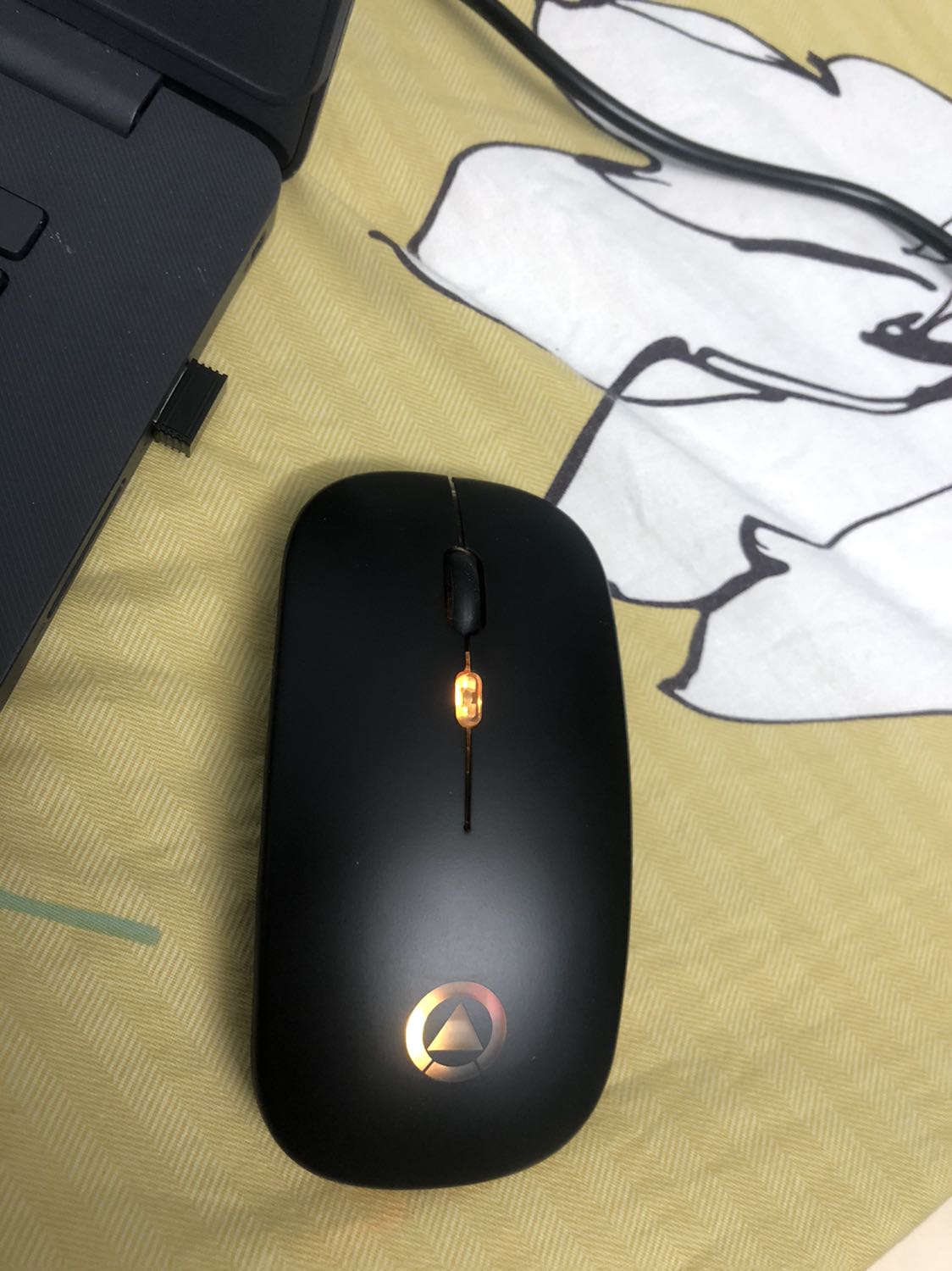 Sản phẩm ổn trong tầm giá. Chuột êm, nhạy, không tiếng click.
Tuy nhiên chuột quá mỏng, nhỏ chỉ phù hợp với trẻ em hoặc phụ nữ có bàn tay nhỏ