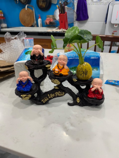 Đóng gói cẩn thận. Chú tiểu sắc nét. Có điều cái cây nó rời với chậu nên cứ chỉnh hoài Đóng gói cẩn thận. Chú tiểu sắc nét. Có điều cái cây nó rời với chậu nên cứ chỉnh hoài