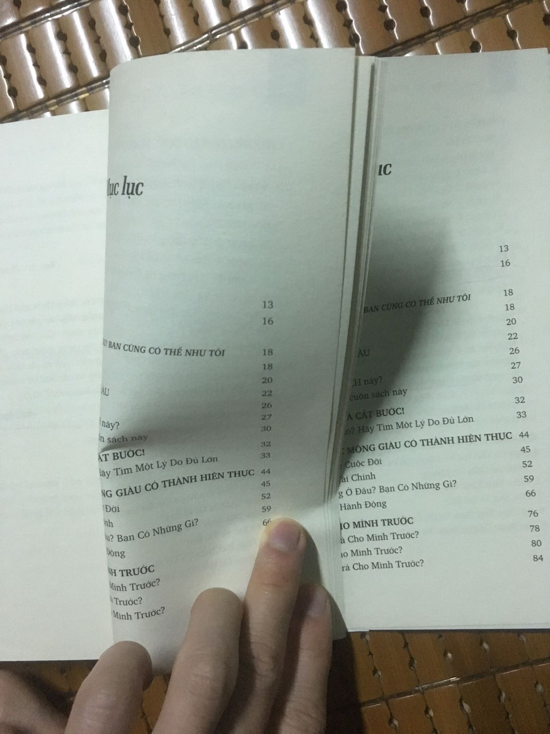 Mình đc a Nguyễn Xuân Nam bên spa giới thiệu quyển sách này. Cảm nhận đầu tiên là sách rất thơm, logo nổi chuẩn sách chỉ firstnew chính hãng mà có điều mình ko hài lòng là khi mình đã đọc được đến nửa quyển sách mới phát hiện ra 2 lỗi to đùng như sau:
Thứ nhất là lỗi phần mục lục bị in lặp lại 2 lần nhìn khó chịu
Thứ hai là sách mất hẳn gần 20 trang sách từ trang 222 đến 241
Mình ko thể hiểu nổi một công ty sách lớn như vậy bao nhiêu năm trong nghành mà sai lầm ngớ ngẩn và ko hề có sự kiểm duyệt khi phát hành như vậy.