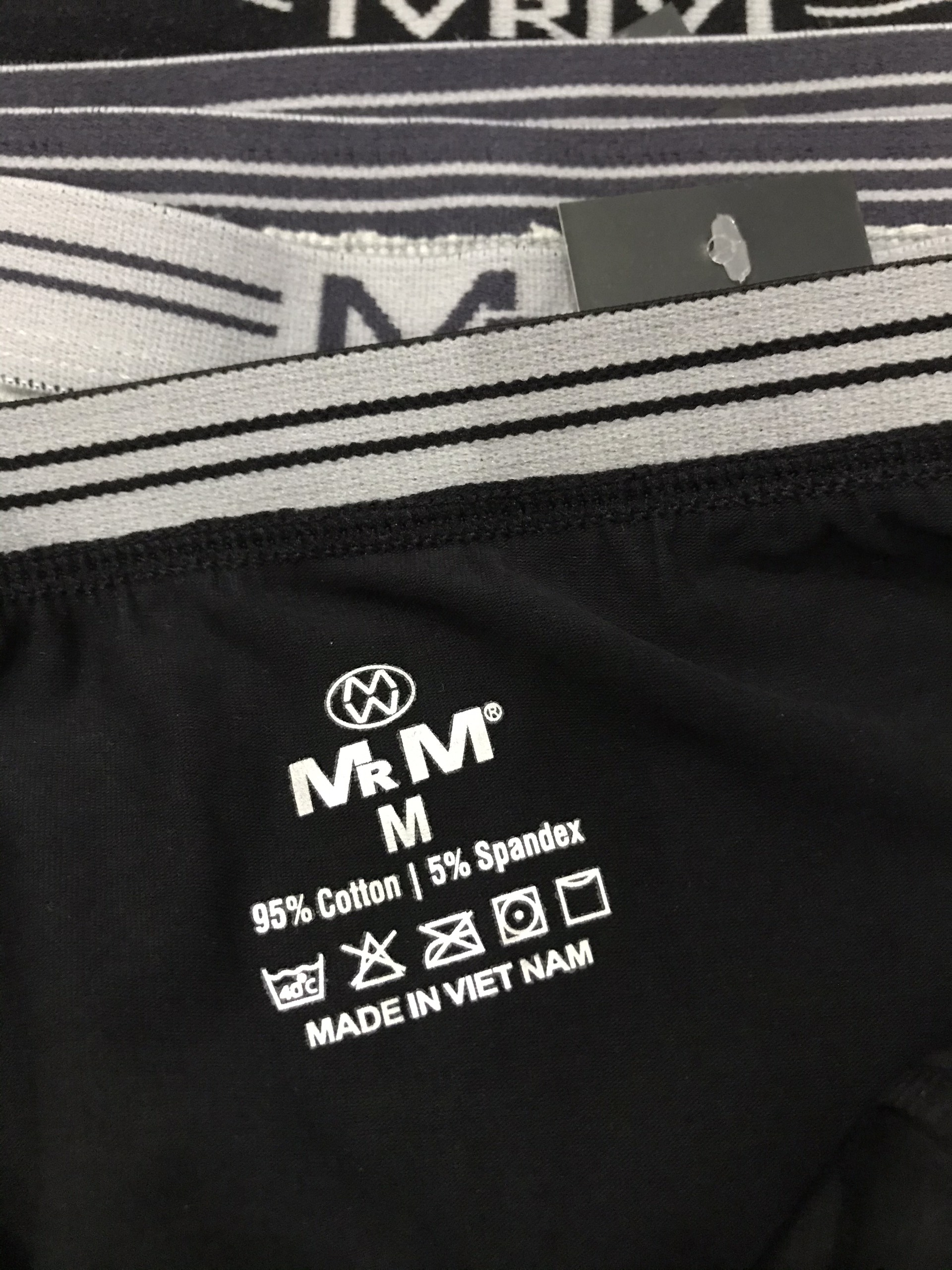 Sợi cotton mềm mát, co giãn rất tốt, giặt máy cũng kkhoong bị xù. tất quà tặng kèm chất lượng tốt, cũng đang tính sẽ mua thêm sản phẩm của shop.