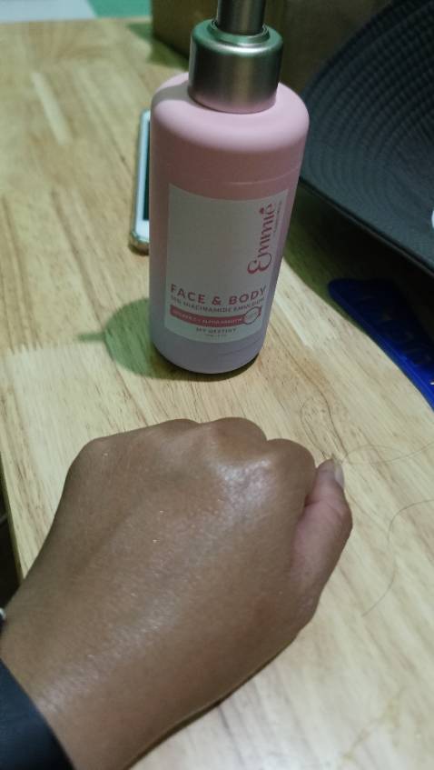 Cho 4 sao vì giao hàng nhanh, còn Kem dạng nước, bôi mà như không bôi ý, dưỡng cho da mềm thì ok còn muốn lên tong thì không nên dùng loại này