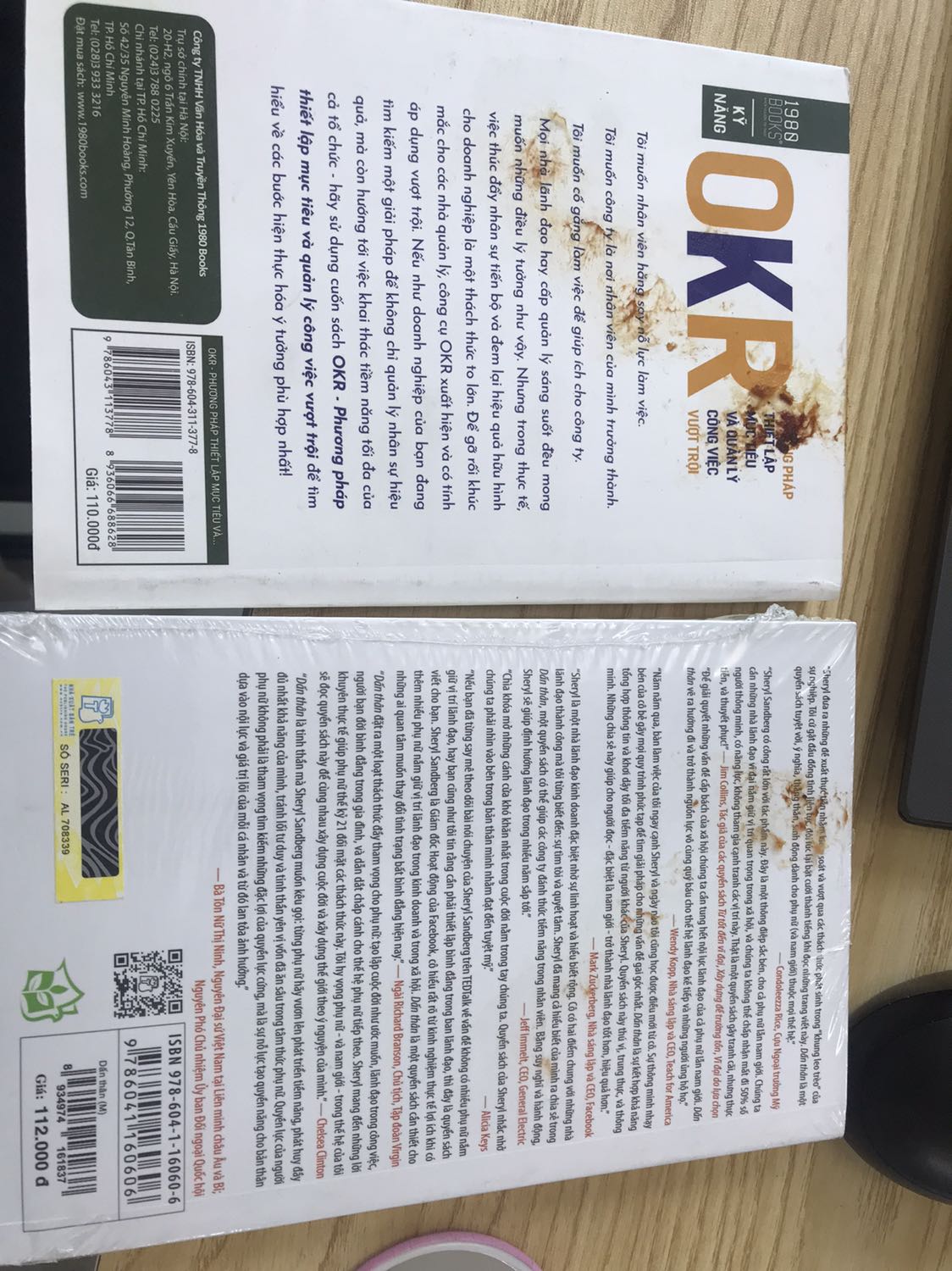 sách bẩn, quyền Dấn thân có bookcare nên xé nilon ra có thể dùng được, quyển còn lại không có bookcare nên chất bẩn bám trực tiếp vào bìa sách, không tẩy được, để nghị đổi quyển khác