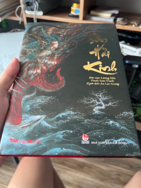 Đóng gói cẩn thận, ko bị hư góc, móp méo.
Được tặng 1 tấm postcard hình cửu vĩ hồ.
Minh hoạ màu hợp ý mình.