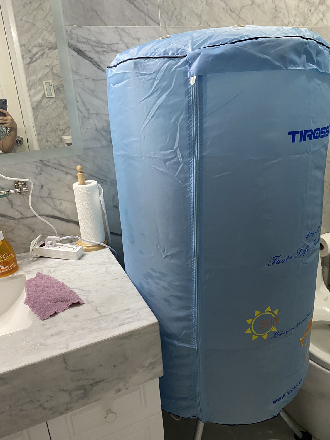 Máy gọn, lắp ráp nhanh, dễ, ship 2h, giá mua ko sale nhiều 1350. Sấy đồ em bé khoảng 10 bộ thì bật tới 2 tiếng rưỡi mới khô. Quần áo người lớn thì treo được 4 cái đầm vải mỏng, 2 bộ short, sấy cũng 4 tiếng mới khô vải thun dày. Sấy kiểu này nếu dùng mỗi ngày thì ko biết điện năng thế nào. Nhược điểm là sấy lâu khô, chỉ nhanh với vải mỏng thoii, và ko biết lượng điện có tốn nhiều ko. Còn lợi thì đỡ phơi ngoài nắng bụi, đồ sấy rất thơm, cũng thẳng tấp.