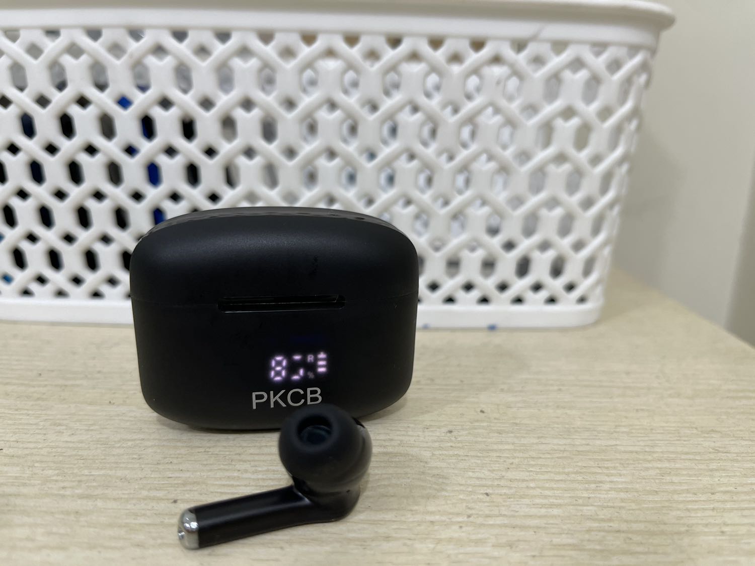 Tai nghe gia công đẹp, kiểu dáng thời trang, đeo rất thoải mái, hàng mới nguyên seal rất an tâm, sạc type c rất nhanh đầy điện, tiện lợi, hộp sạc cũng tích được kha khá điện, tai nghe xuất sắc trong tầm giá