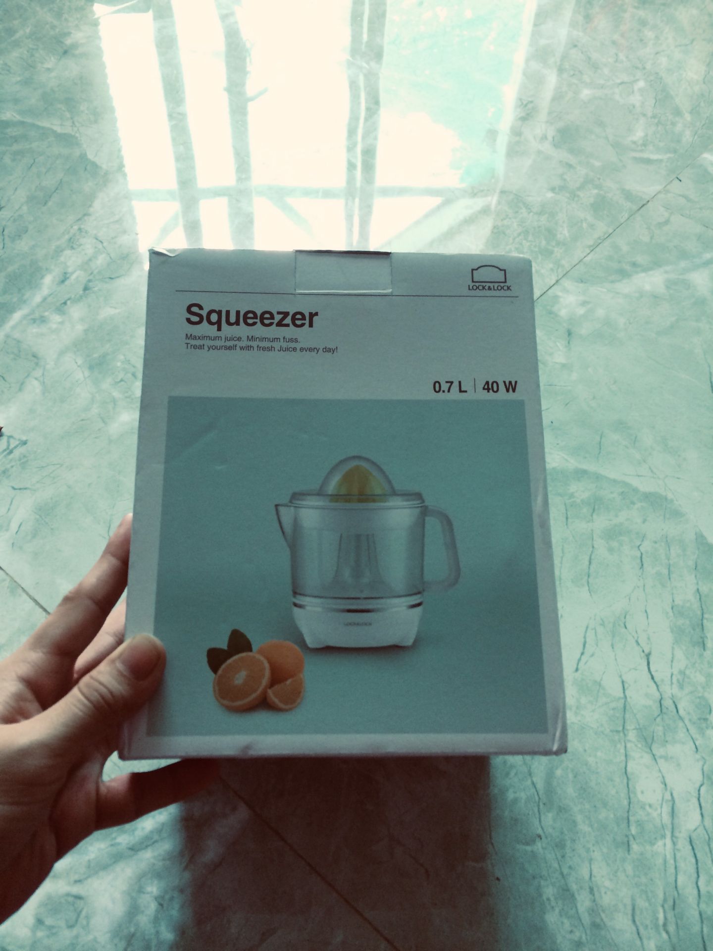 Máy nhỏ gọn, nhẹ, không có cồng kềnh gì hết á. Mình dùng thấy tốt, máy đảo 2 chiều, vắt sạch cam. Máy chạy khá êm, dễ tháo rời để rửa máy.Hàng Lock&Lock thì an tâm khi sử dụng nhá mọi người. Ai có đang phân vân mua loại nào thì mình xin đề xuất chiếc máy này nhá. Tiện lợi và thích hợp dùng cho gia đình lắm đấy.