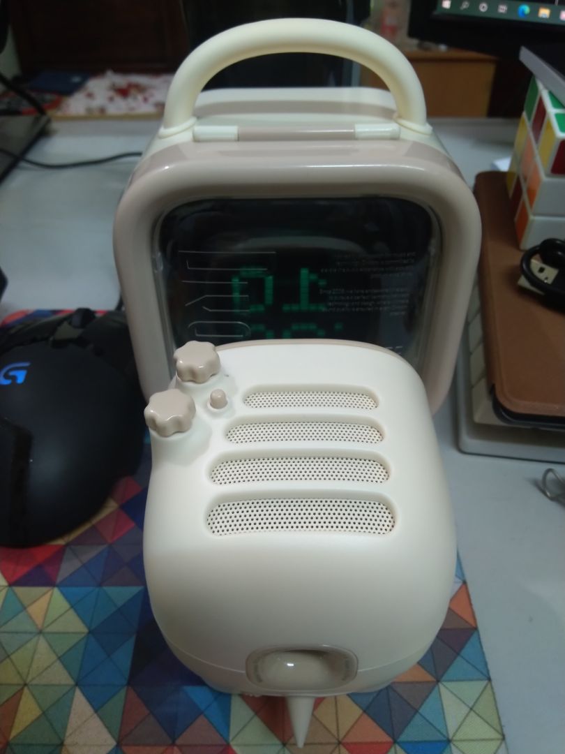 Lần đầu mình dùng loa bluetooth độc đáo như này, thoả mãn cả phần nghe lẫn nhìn. Âm thanh to rõ, âm bass vừa phải nên hợp với thể loại nhạc acoustic hơn là edm. Màn hình tuy chỉ hiển thị hình ảnh 8 bit nhưng rất sắc nét, màu sắc rực rỡ. App trên điện thoại hỗ trợ nhiều tính năng, dễ sử dụng, bluetooth kết nối nhanh. Ban đầu mình tưởng nút trên loa chỉ xoay, hoá ra còn ấn được để dừng, tua bài trước/tiếp theo