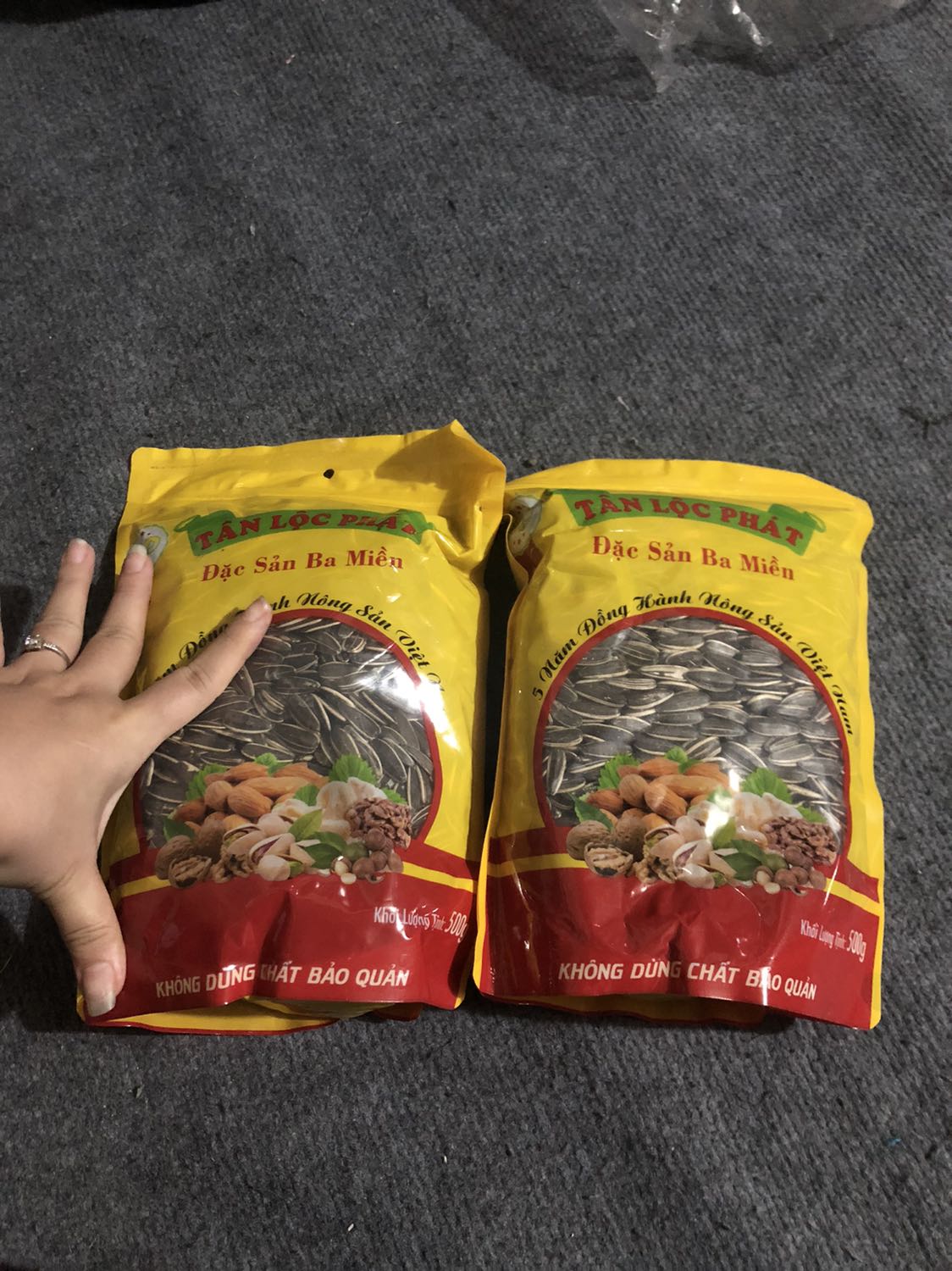 Hướng dương đủ 2 gói 1kg , mỗi gói 500g
Hạt 1 túi đẹp còn 1 túi trông k đc đẹp lắm
Để tết nên mình chưa ăn thử