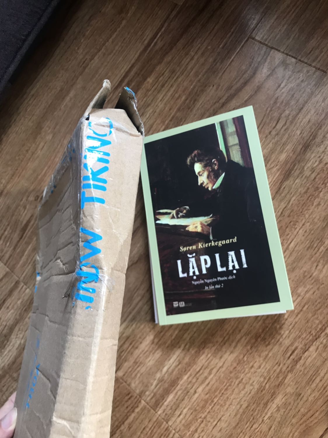 Lần thứ N+ phê bình việc gói hàng của Tiki. 
Sách mới tinh luôn nhưng đến tay mình thì lại gãy gáy sách. Quá hãi với việc đổi sản phẩm mới của Tiki luôn nên chắc đành chịu vậy. Lần thứ N+ phê bình việc gói hàng của Tiki. 
Sách mới tinh luôn nhưng đến tay mình thì lại gãy gáy sách. Quá hãi với việc đổi sản phẩm mới của Tiki luôn nên chắc đành chịu vậy.