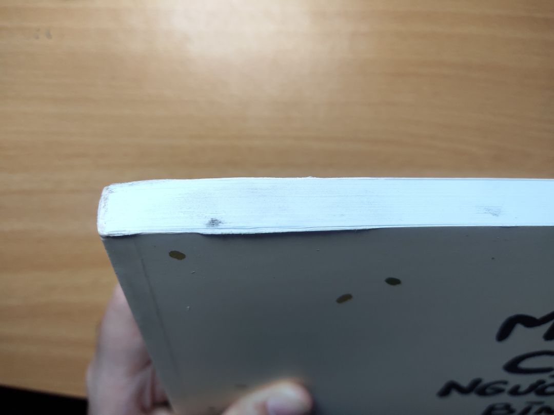 Thật sự mình thích quyển sách này lâu rồi, nhân dịp này giảm giá nên mình thấy là mua ngay, mình xem qua thì nội dung quyển sách không có gì để chê, hình vẽ và câu chữ dễ thương, nhẹ nhàng, chất giấy tốt, dày dặn. Tuy nhiên điều làm mình thất vọng là cách đóng gói, hộp to hơn sách mà không có thêm bất cứ thứ gì để chống va chạm khi di chuyển nên sách bị cong góc và dập dập nhiều chỗ, bìa sau sách thì có vết dơ và vết hằn chi chít, mình chụp nhiều ảnh hơn nhưng chỉ cho gửi tối đa 5 hình nên mình gửi đại diện thôi chứ không phải chỉ bị bao nhiêu đó. Tuy là chủ yếu chỉ có vấn đề ở phần bìa bên ngoài chứ không làm ảnh hưởng mấy đến nội dung bên trong nhưng mình khá là quý sách, đặc biệt đây là sách mới mua nữa, nên bị như vậy mình thấy khá là buồn và hụt hẫng, mong sẽ không gặp lại trải nghiệm như vậy vào lần sau nữa.