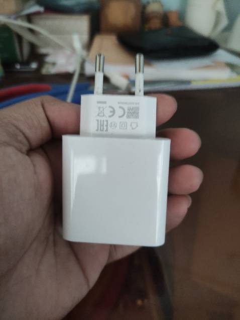 Lúc đầu cục sạc nóng tự động ngắt điện, mình tưởng hư, đem ra trung tâm bảo hành thì ko fải vậy, để mát là sạc lại đc à.