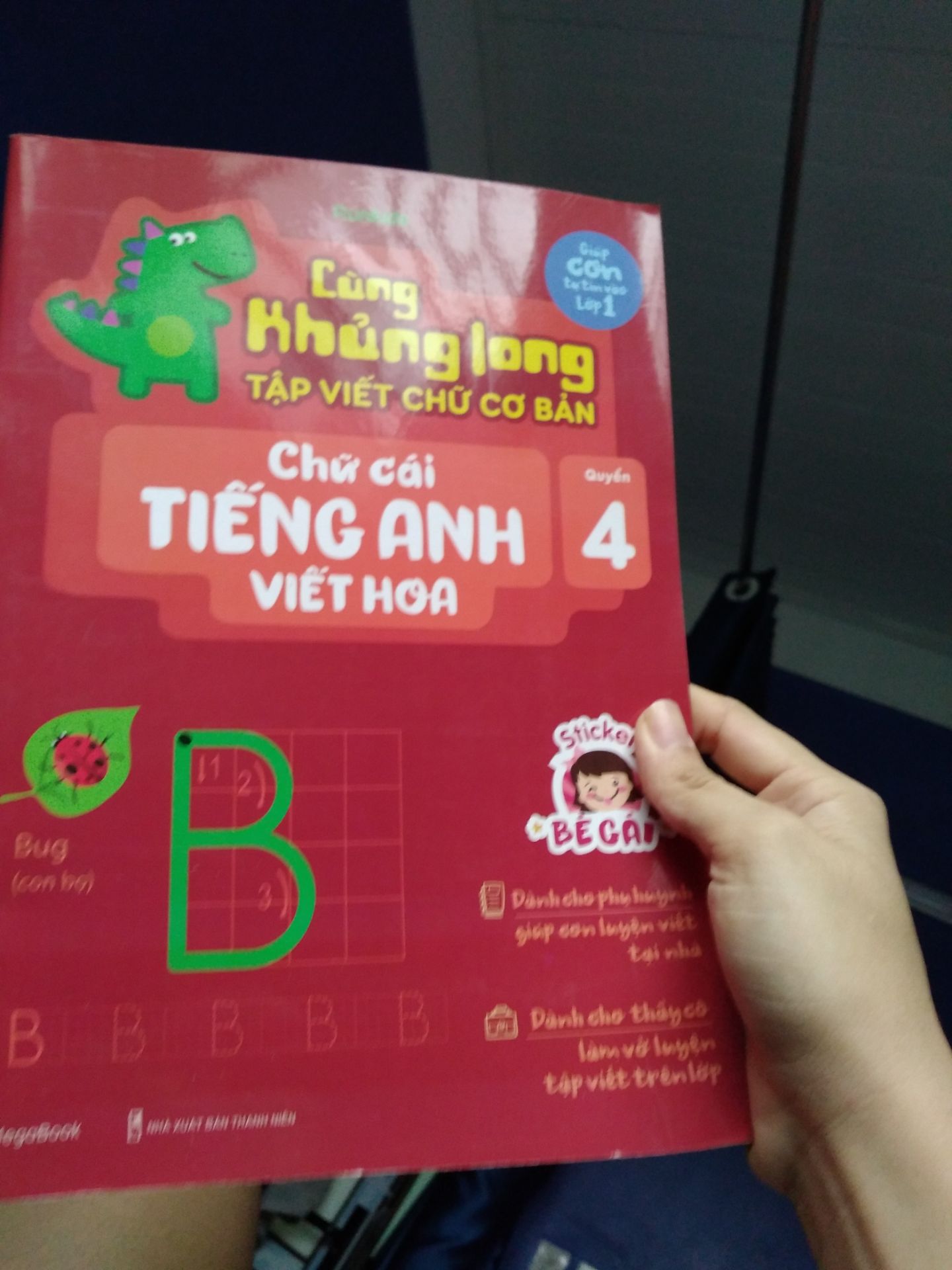 Mua được quyển này có 11k thôi nhưng rất đẹp, nhà sách tâm lý khi thiết kế phần stickers cho các cháu. Trẻ con con đôi khi quý stickers hơn cả kẹo bánh vì đó là sự công nhận từ giáo viên, bố mẹ. Hình ảnh nhiều màu sắc, từ vựng cũng gần gũi.