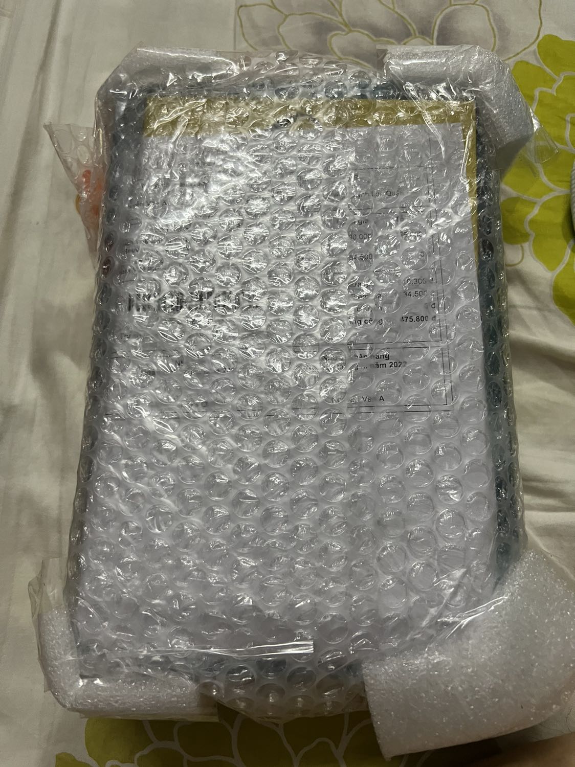 Sách của omega thì +1 rồi. Qua ảnh có thể thấy sách được đóng gói rất cẩn thận, nếu gặp lỗi gì thì nên liên hệ trực tiếp với nhà sách để được hỗ trợ đổi trả. Sẽ còn ủng hộ