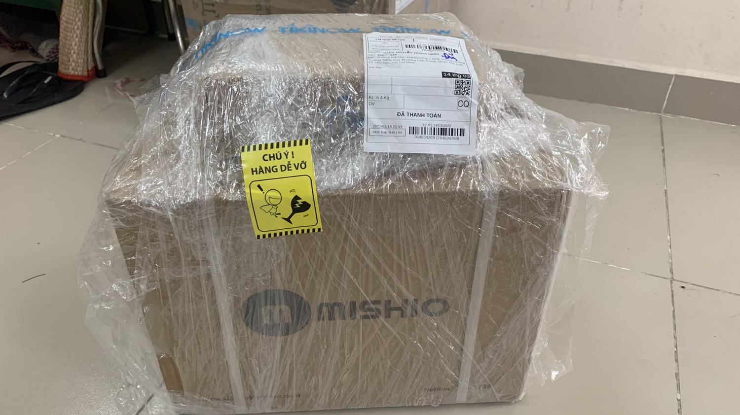 Đặt hàng tiki là yên tâm khoản chính hãng. Vận chuyển nhanh, hộp nguyên vẹn không bị móp méo. 
Mình mua nhưng không có nhu cầu xài nên cần pass lại với giá rẻ cho bác nào cần. Liên hệ mình ***