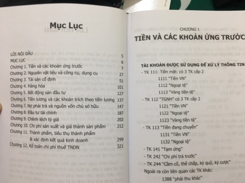 Sách cực kỳ mới luôn, cầm rất là thích tay. Cuốn sách này giống như một quyển từ điển hệ thống lại các định khoản từ kế toán tài chính 1 —> 3. Rất là cần thiết để ôn thi luôn á !