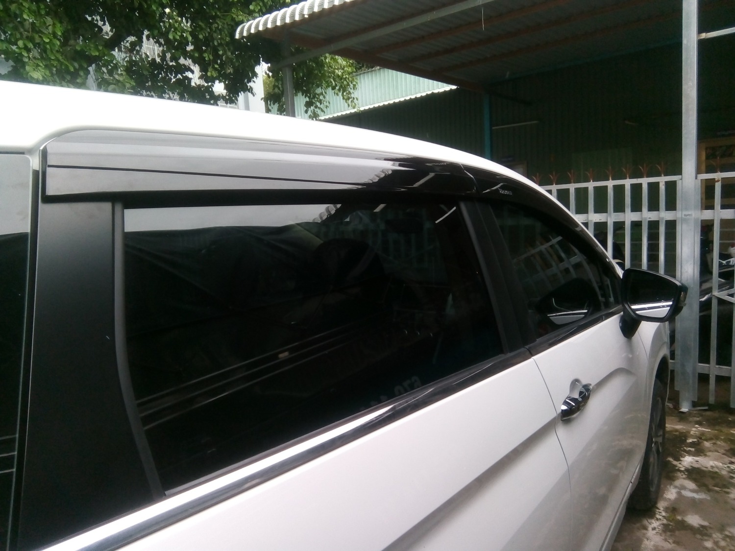 Mình mua một bộ 4  cái mà giao 2 vè ở cửa sau điều bên trái. khi dán xong mới phát hiện,  mà không đổi lại không được. mong shop bán hỗ trợ.