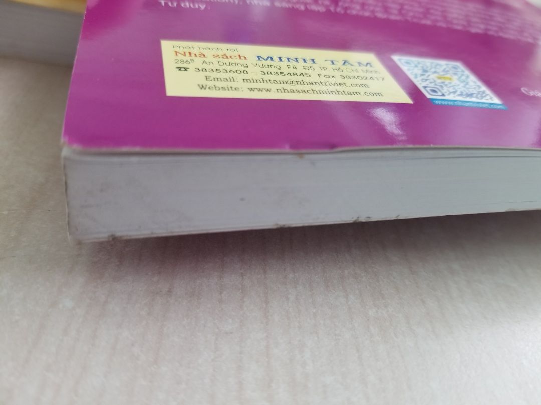 Trước đây từng tin tưởng đặt tiki một lốc chục cuốn sách vẫn không bị tệ đến nỗi ntn. lần này chỉ đặt có 5 cuốn mà 2/5 bị bẩn, dính vệt đen như kiểu tiki muốn tống sách bẩn đi cho mình. mình sẽ đánh giá cao hơn nếu tiki chủ động liên lạc mình để đổi hàng. vì kể cả mình đi mua ngoài nhà sách cũng chưa bao giờ gặp những quyển sách bị lỗi nặng như này bao giờ. hi vọng tiki đảm bảo chất lượng của khâu bảo quản sách vì những lần trước sách chỉ không bị đen, bị bẩn nhưng luôn bị quăn góc.