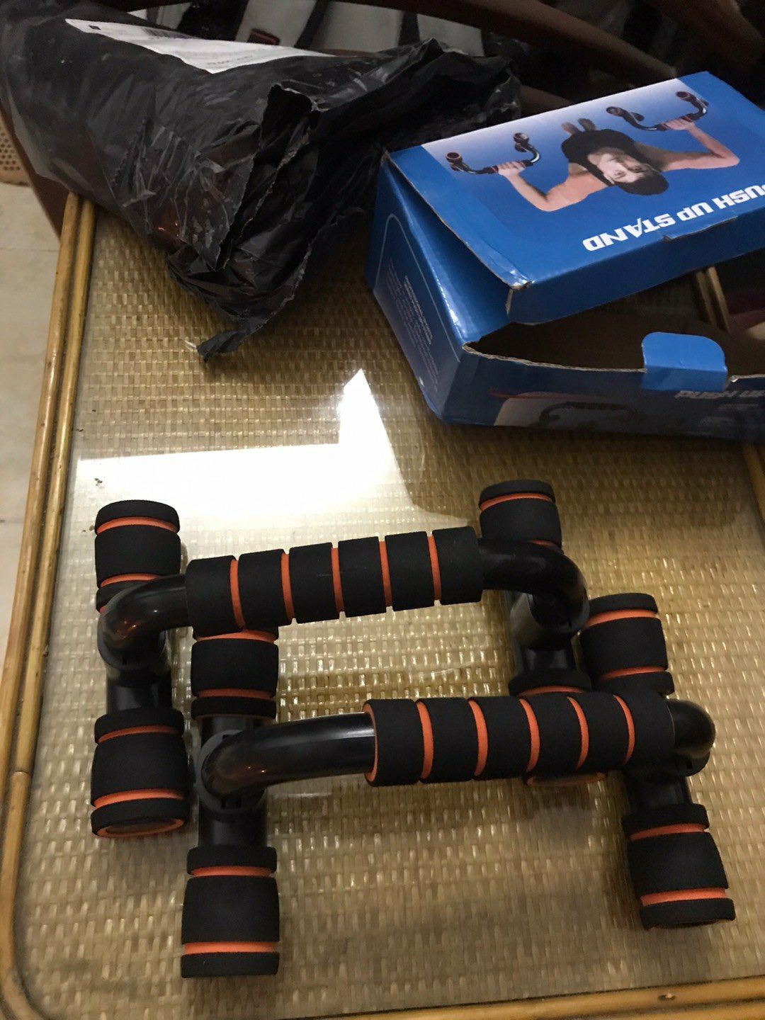 Cảm nhận ban đầu thấy bằng nhựa và nhỏ nên có chút lo lắng. Sử dụng các bài hít khác nhau thấy ok. Mình 63kg hít tốt nhé. Còn sử dụng có bền không thì chờ thời gian thôi. Cám ơn shop