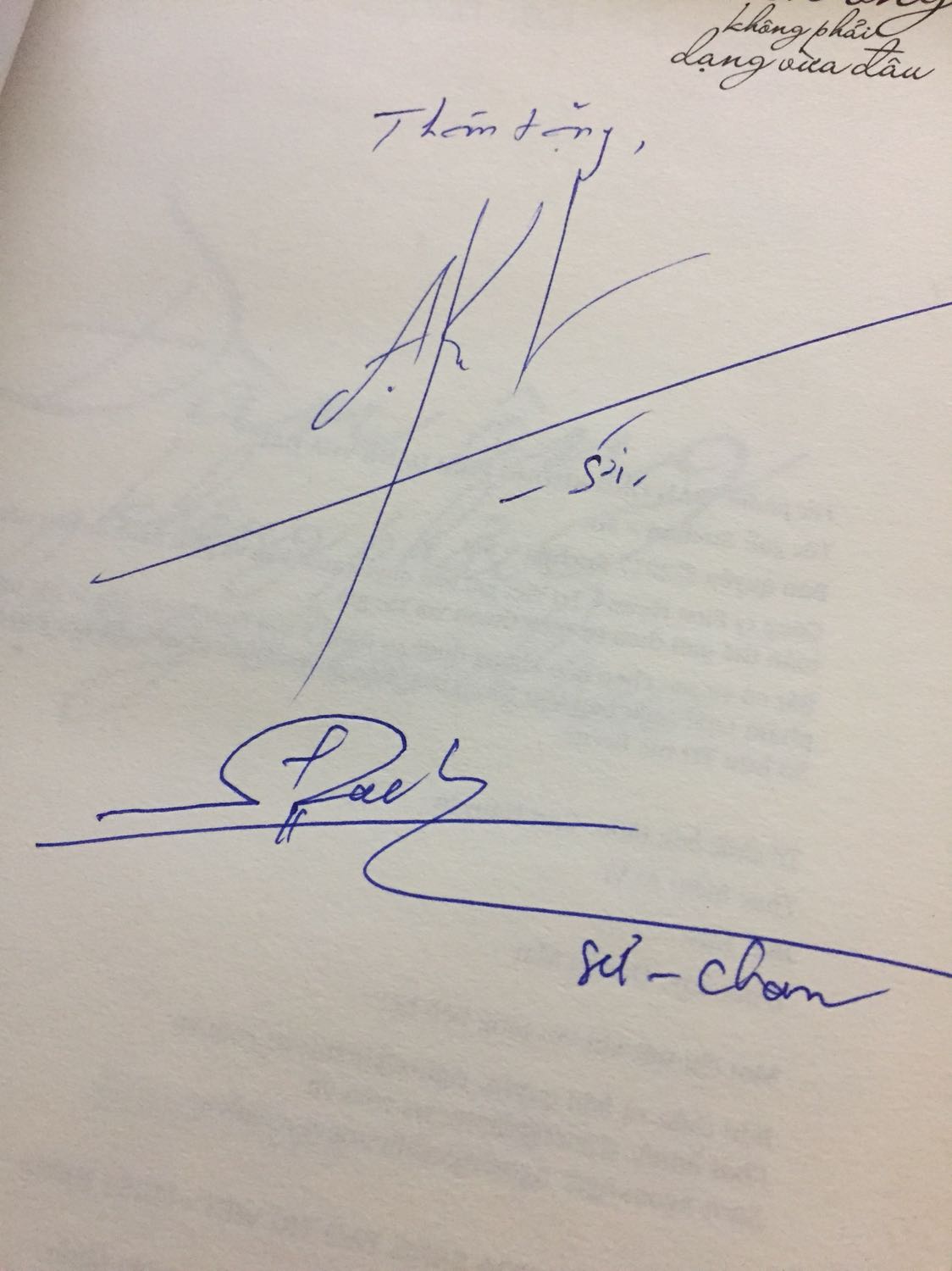 Cuốn sách như là tập hợp những bài viết ngắn của tác giả, viết cho đàn ông nghe, phụ nữ chỉ đọc hợp 1 số bài. Nhiều bài viết đáng suy ngẫm. Cánh đàn ông nên đọc. 
Chữ in hơi bé, to hơn 1 chút thì hợp lý hơn.
Mình hơi bất ngờ khi quyển này có chữ kí tác giả và to đến mức chiếm trọn khuôn giấy luôn.
Cuốn sách mỏng, chỉ 135 trang nhưng bàn về nhiều vấn đề, nhâm nhi đọc lúc rảnh rỗi cũng là 1 ý hay. Chữ bé nên đọc lâu thấy nhức mắt.