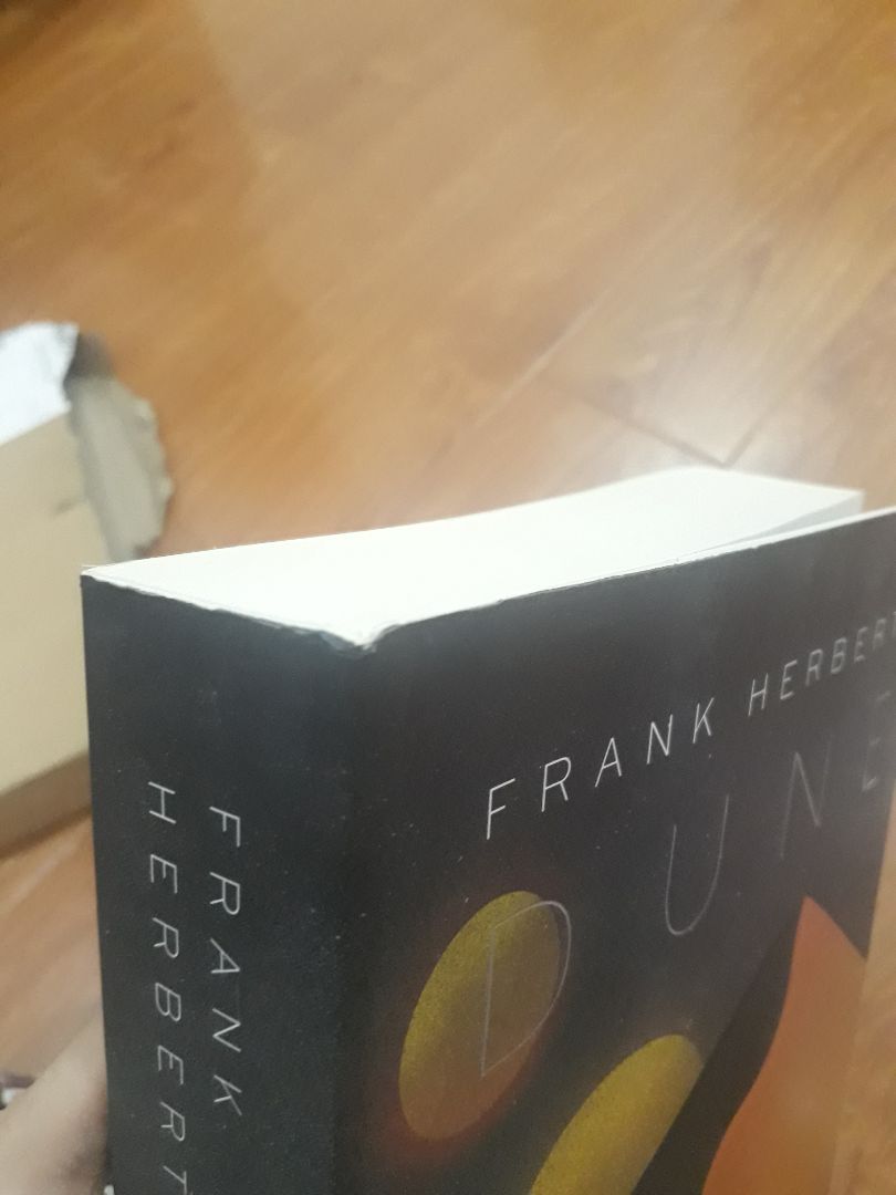Ôi mặc dù chờ Dune đã lâu, cũng mong ngóng được đọc Xứ Cát rất nhiều nhưng em xin để lại 2 sao vì Tiki Trading đã khiến em đau khổ quá nhiều :") Đây không phải lần đầu mua hàng từ Tiki nhưng chắc cũng lần cuối thôi vì em hãi hùng quá :) Từ khi lao 1 mạch từ trên nhà xuống để nhận ship, em đã cảm nhận điềm không lành ngay từ khi thấy quả móp hộp rách thấy luôn trang. Bỏ qua vụ hộp, em dặn lòng mình "Thôi chắc chỉ cái hộp thôi" nhưng mà thật tình đâu phải thế 🤧 Cầm trên tay quyển sách mà nước mắt em rơi, móa quăn mép, gãy góc, bìa quăn, phần trắng thì bị bẩn, nói chung là y chang sách cũ 👁👄👁 Cứ tưởng có deal sách hời mà chất lượng như thế này thì thà ra hẳn Nhã Nam mua giá gốc còn hơn :) Chưa kể em còn ở ngay Hà Nội đã thế này thì tỉnh khác như thế nào thì khỏi nói ha :") Thôi tạm biệt Tiki, khóc xong rồi xóa app đây còn vấn vương gì nữa :") 

p.s: có lẽ nhìn ảnh có thể mọi người sẽ nghĩ em uầy con bé này drama ghê có mỗi tí thế cũng kêu nma đấy là do em vuốt hơn chục lần để cứu vãn em nó rồi 💔