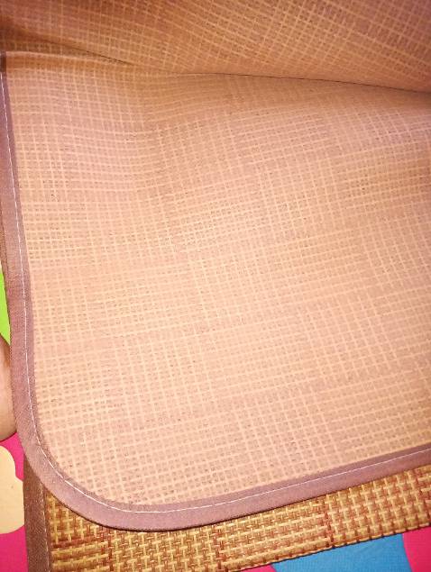 Mình không nhận được sản phẩm giống quảng cáo: chiếu mỏng, mắt thưa, viền mép nhỏ, không tai để gài xuống đệm, vải lót bên dưới mỏng tang, dễ rách.
Mình đặt 3 chiếc mà xong thấy thất vong!