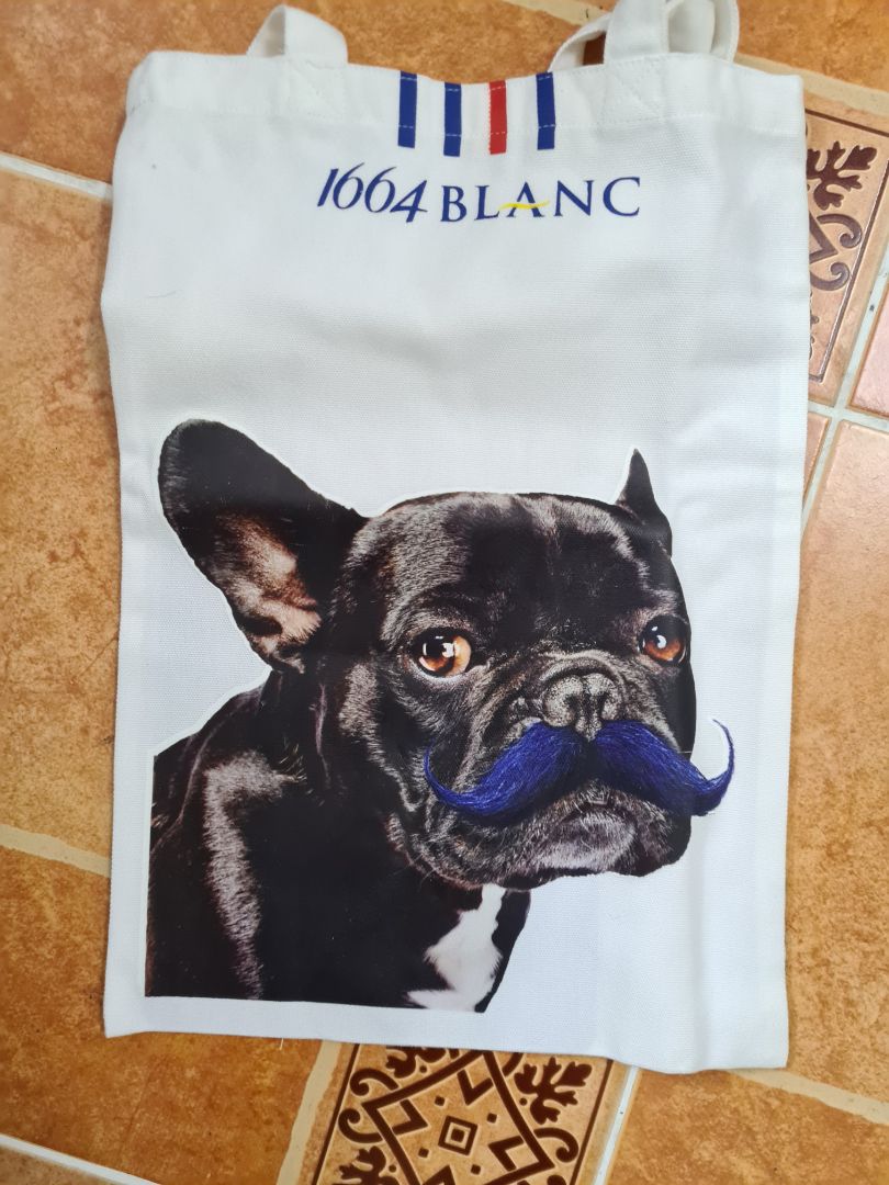 Bia ngon, uống vào cảm nhận được chất của wheat beer ngay và luôn. Để dành nhâm nhi ngày Tết, khi mà ngán mùi bia truyền thống, vừa tu chai, vừa chơi game là bá cháy.
Ship tận nhà, đóng gói kĩ, không vỡ chai, còn có quà tặng 🤣