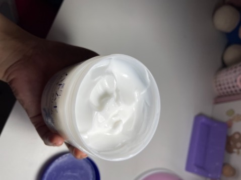 sản phẩm rẻ mà nhiều, tính ra rẻ hơn rất nhiều chổ bán trên sàn khác luôn mà an tâm là hàng 9 hãng. 
Nhiều quá k biết bao giờ sài hết
Bạn nào da dầu nên sài vì nó làm ráo da rất tốt nhưng mà sờ vào thì ẩm da chứ k khô
Nói chung da khô thì mua về thoa body chứ cấp ẩm k ăn thua rồi, k đủ ẩm với mình
Thoa lên sờ rất mịn như có thêm lớp bột phấn
Mùi hương dịu nhẹ k gắt