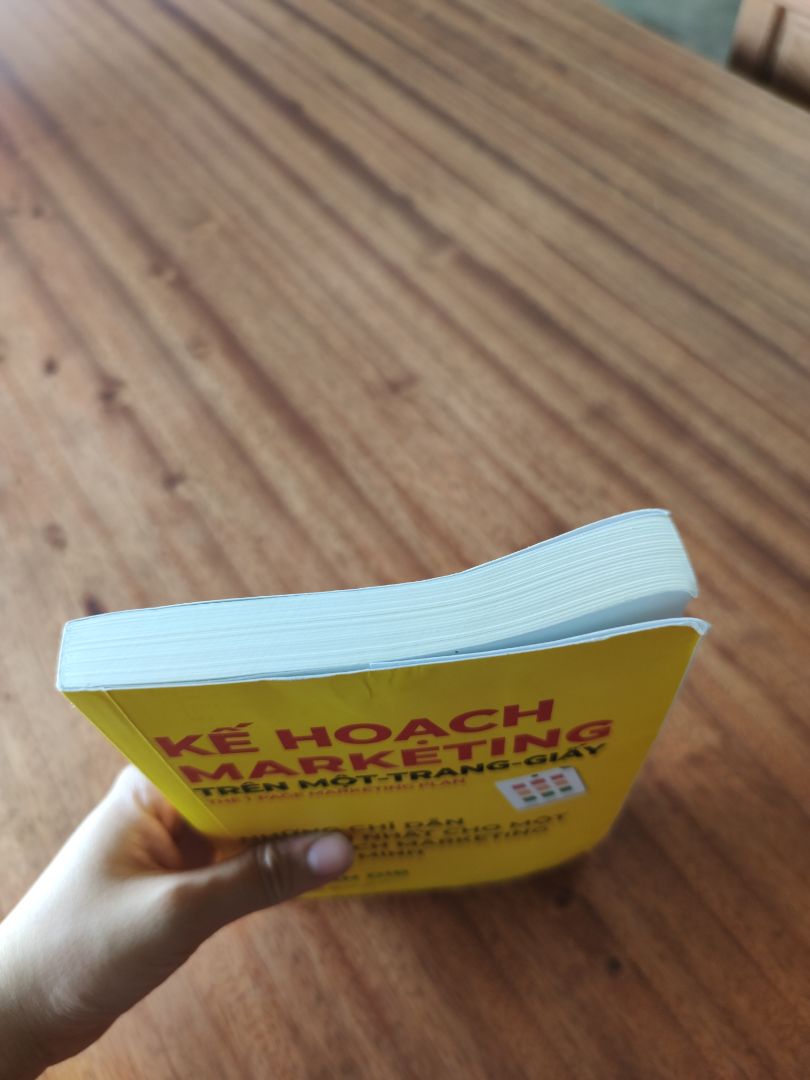 lần đầu rate thấp vì trải nghiệm mua hàng thật sự tệ. đặt lần 1 từ 11/8 đến 18/8 đơn bị hủy k hề biết, đến khi gọi đt lên tổng đài thì nhân viên bảo đơn bị hủy (mà đơn vẫn trong trạng thái đang vận chuyển). Mình thông cảm vì dịch nên có thể vận chuyển khó khăn, đặt lại đơn từ đầu t9, chỗ mình lúc đó có thể giao nhận hàng ok r mà mất 1 tháng mới nhận được đơn, đã vậy mở box ra thấy sách bị ntn, thực sự thất vọng với tiki và cách xử lí khiếu nại của tiki